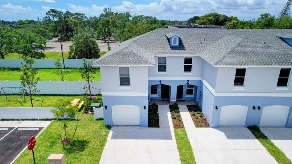 3871 Patio Court Palm Springs FL