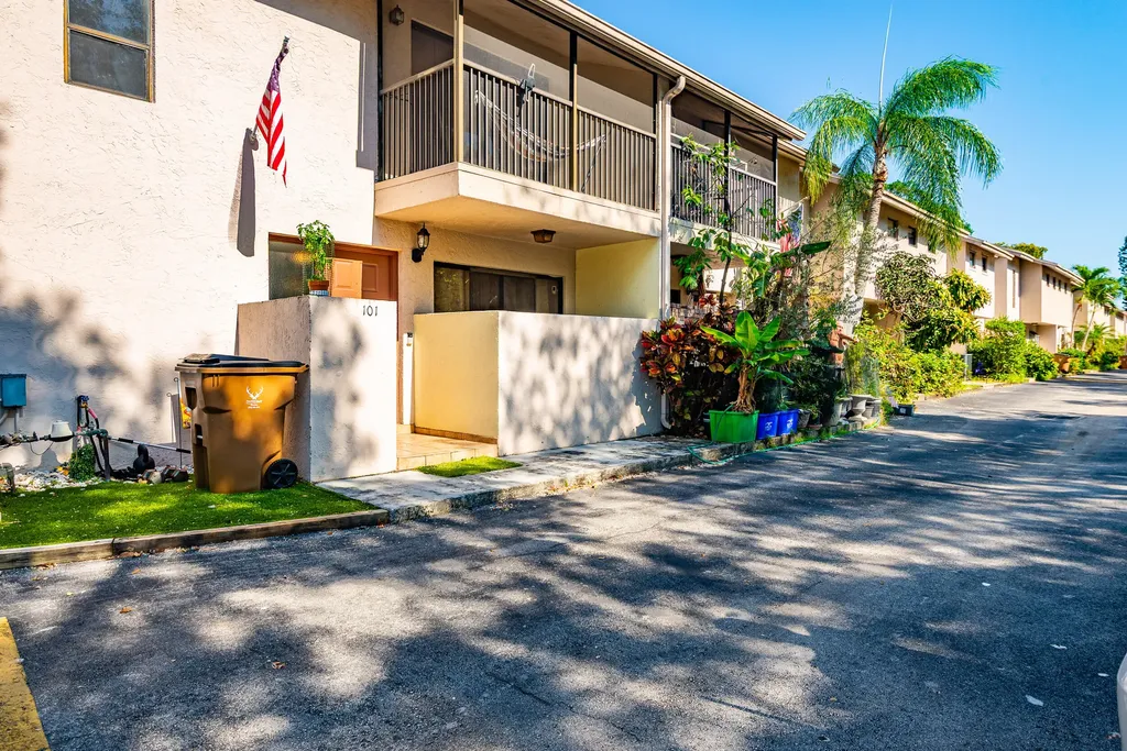 740 SE 1st Way Deerfield Beach FL 33441