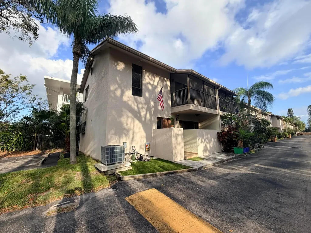 740 SE 1st Way Deerfield Beach FL 33441