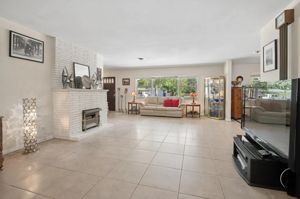 4011 SW 2nd Street Plantation FL 33317