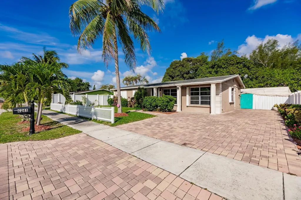4241 NE 1st Terrace Pompano Beach FL 33064