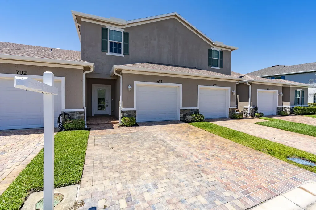 696 NE Waters Edge Lane Port St Lucie FL 34983