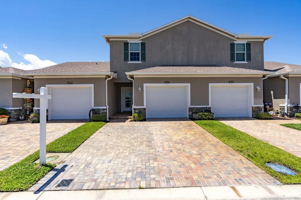 696 NE Waters Edge Lane Port St Lucie FL 34983