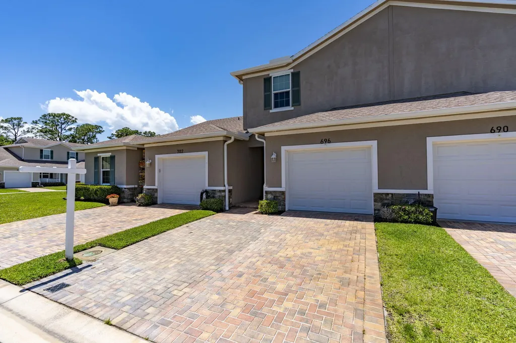 696 NE Waters Edge Lane Port St Lucie FL 34983