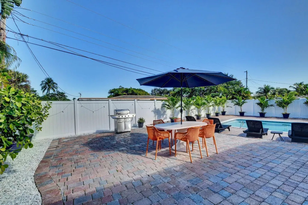 251 NE 2nd Circle Boca Raton FL 33431