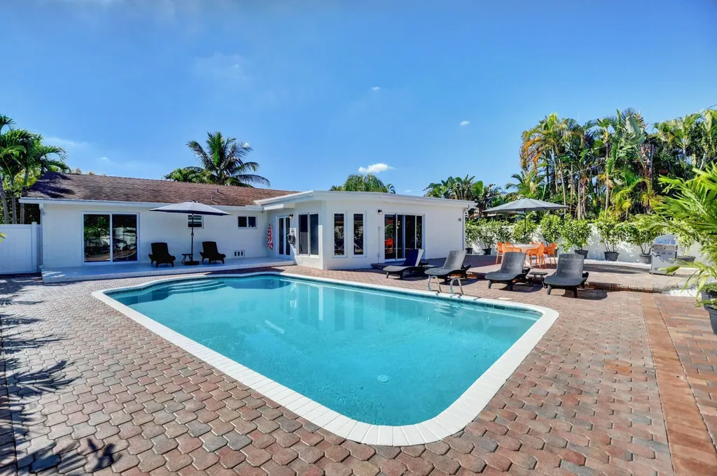 251 NE 2nd Circle Boca Raton FL 33431