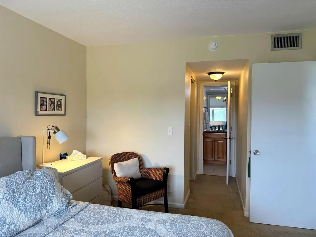 9230 Lagoon Place N Davie FL 33324