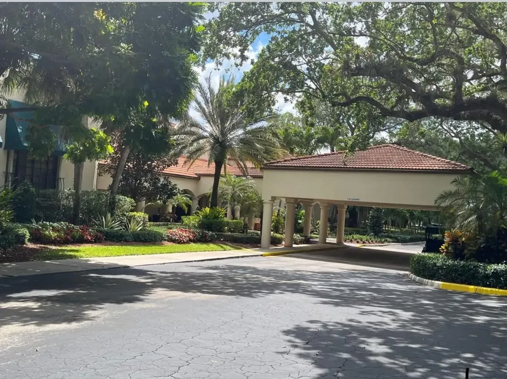 9230 Lagoon Place N Davie FL 33324