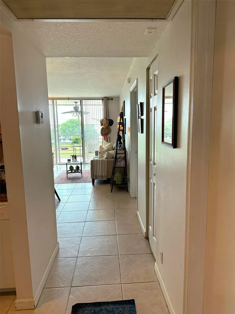 9230 Lagoon Place N Davie FL 33324