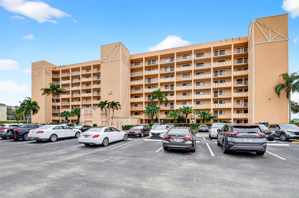 6866 Huntington Lane Delray Beach FL 33446