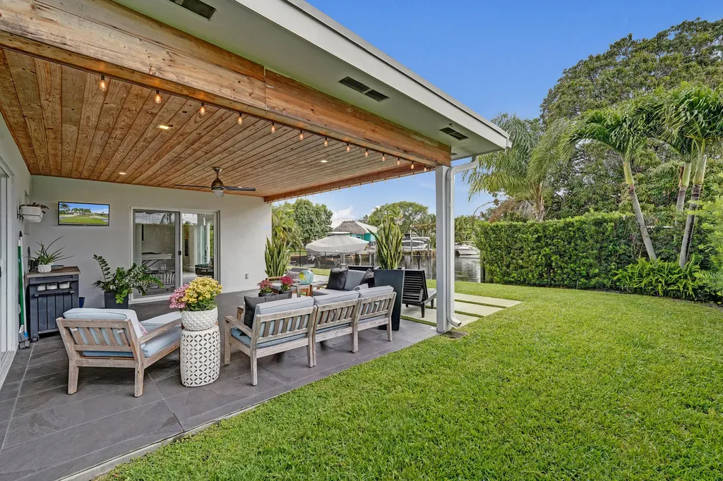381 SE 3rd Street Pompano Beach FL 33060