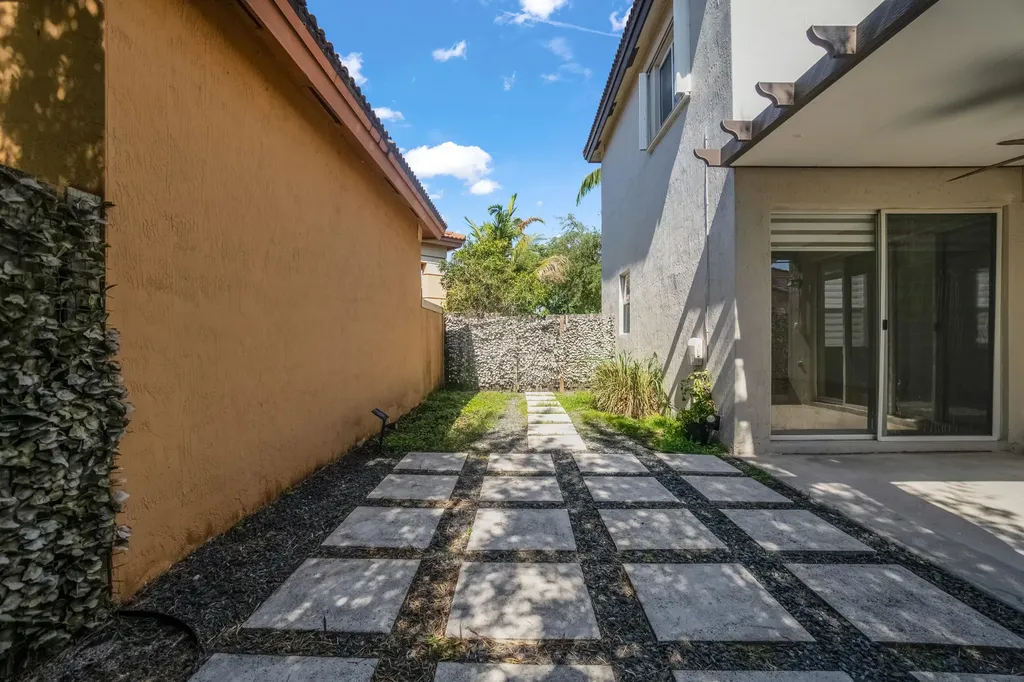9002 SW 214th Lane Cutler Bay FL 33189