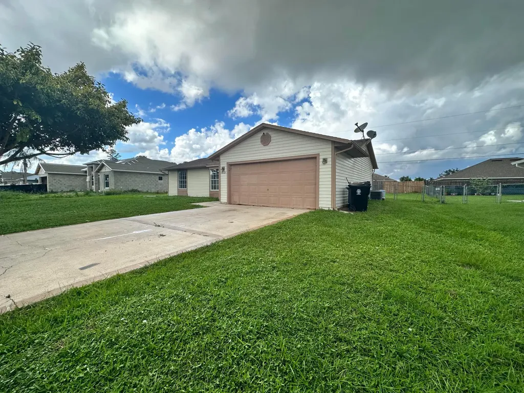 1021 SW Dubois Avenue Port St Lucie FL 34953