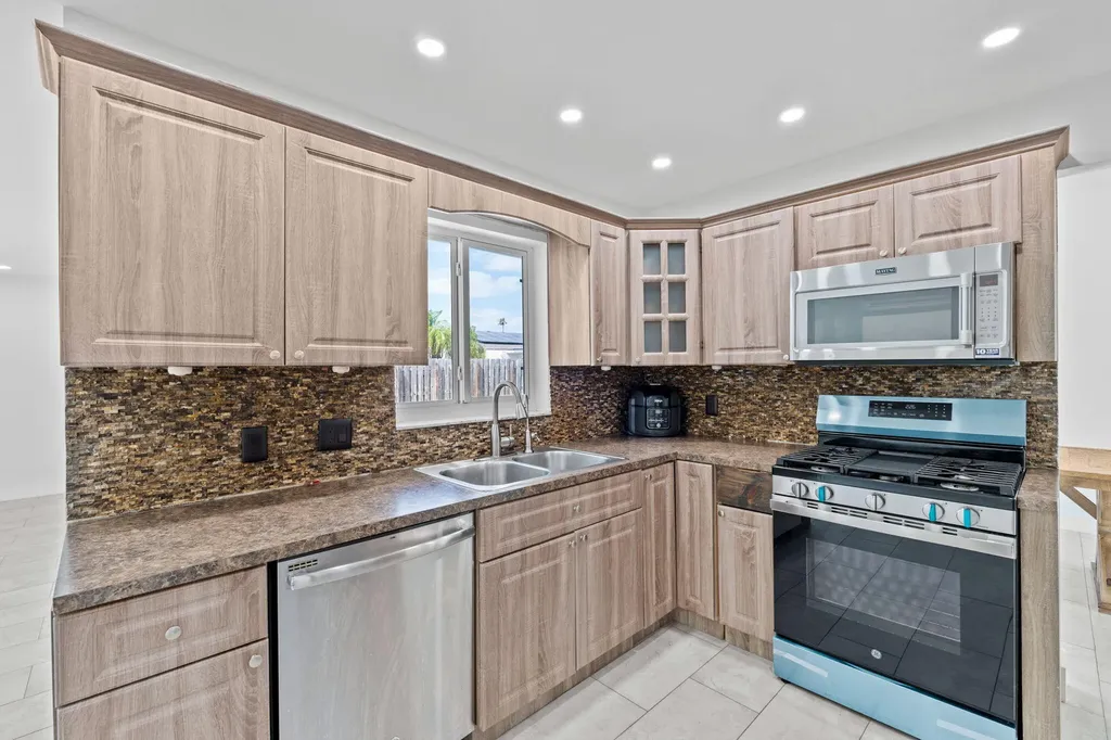 11831 NW 38th Place Sunrise FL 33323