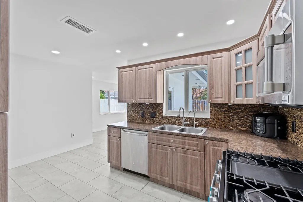 11831 NW 38th Place Sunrise FL 33323