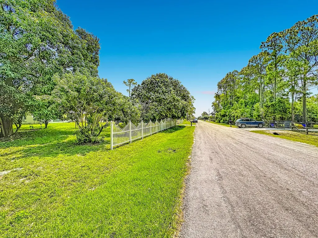 12821 N 86th Road Road N The Acreage FL 33412