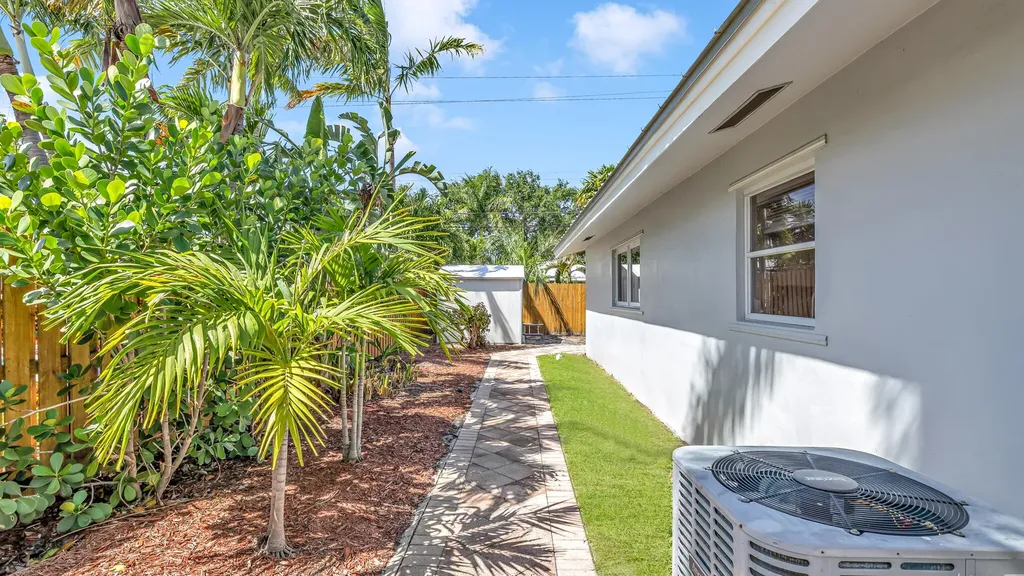 2241 NE 33rd Street Lighthouse Point FL 33064