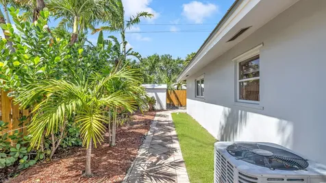 2241 NE 33rd Street Lighthouse Point FL 33064