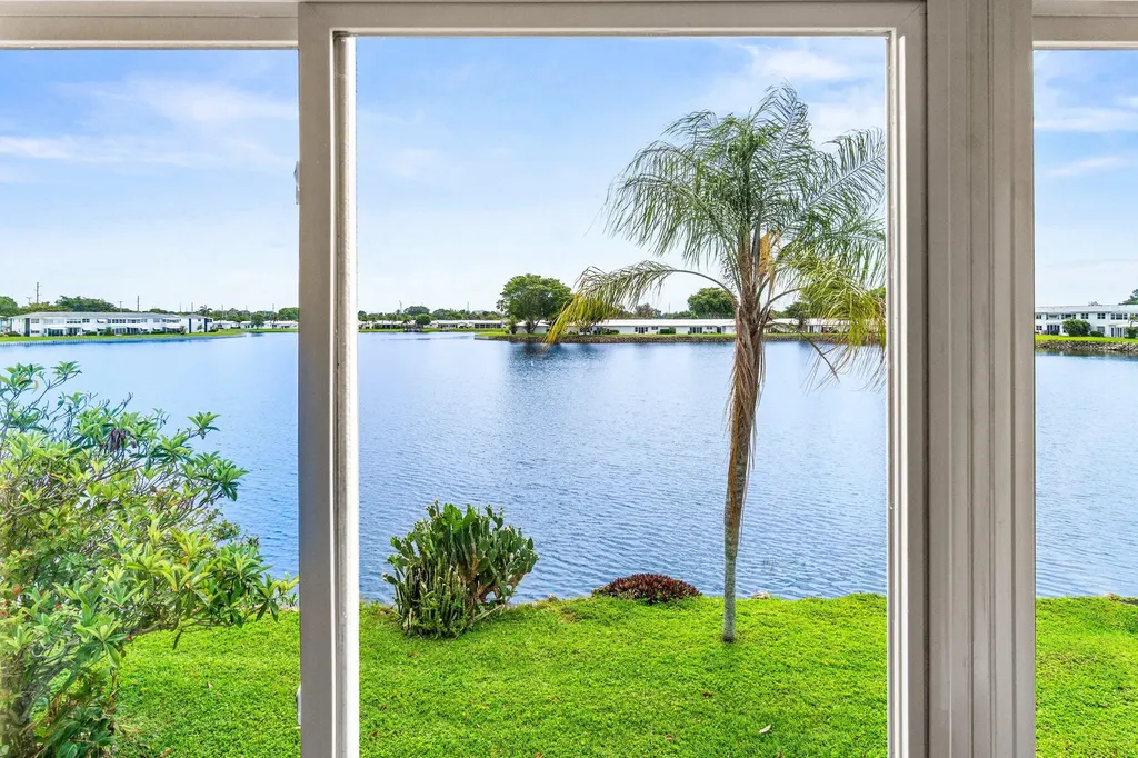 1118 Lake Terrace Boynton Beach FL 33426
