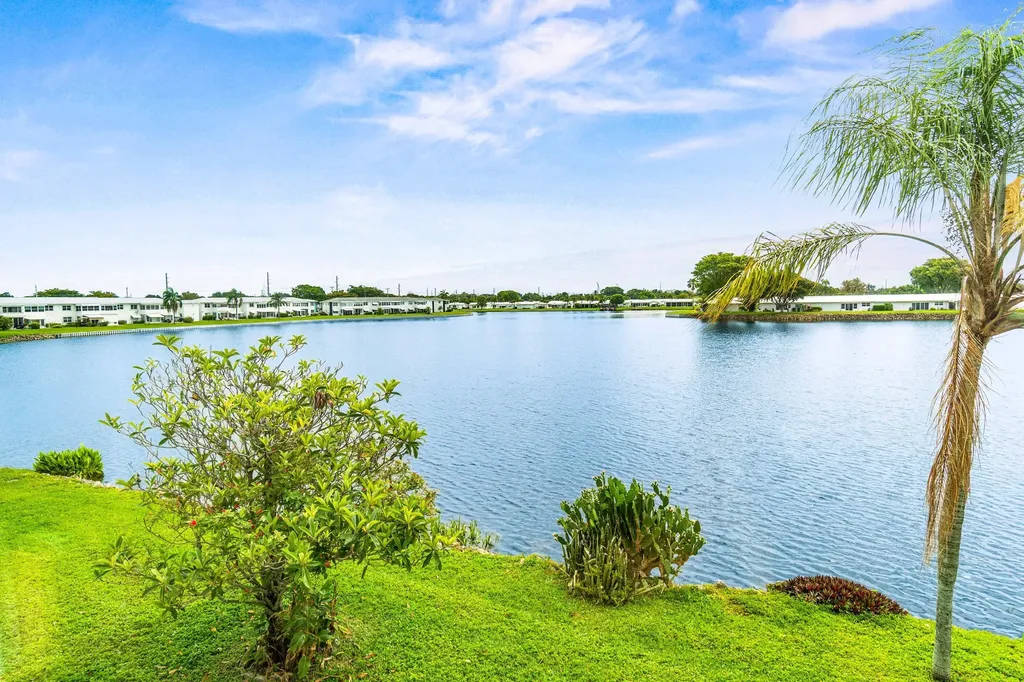 1118 Lake Terrace Boynton Beach FL 33426