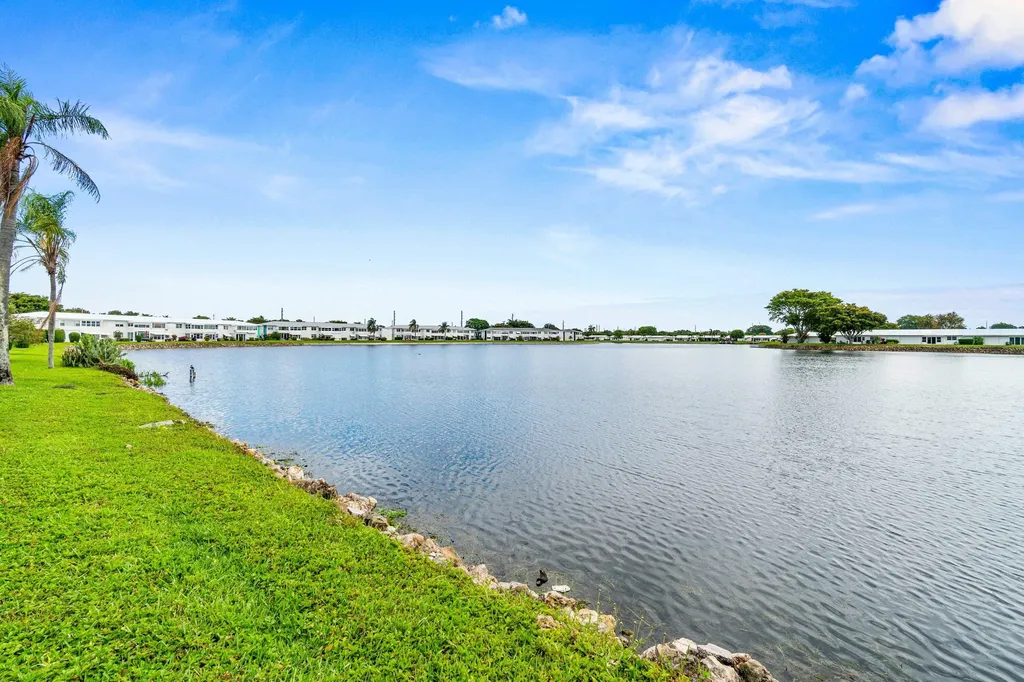 1118 Lake Terrace Boynton Beach FL 33426