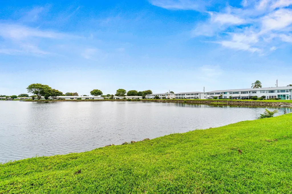 1118 Lake Terrace Boynton Beach FL 33426