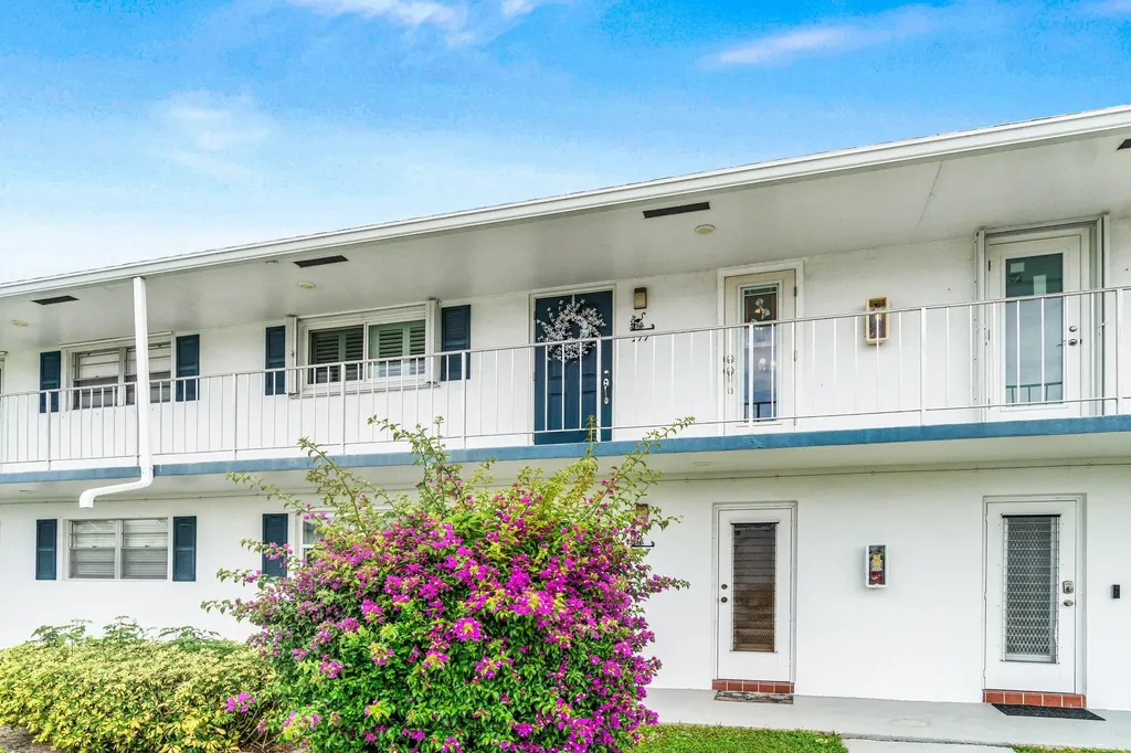 1118 Lake Terrace Boynton Beach FL 33426