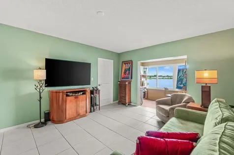 1118 Lake Terrace Boynton Beach FL 33426