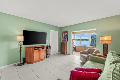 1118 Lake Terrace Boynton Beach FL 33426