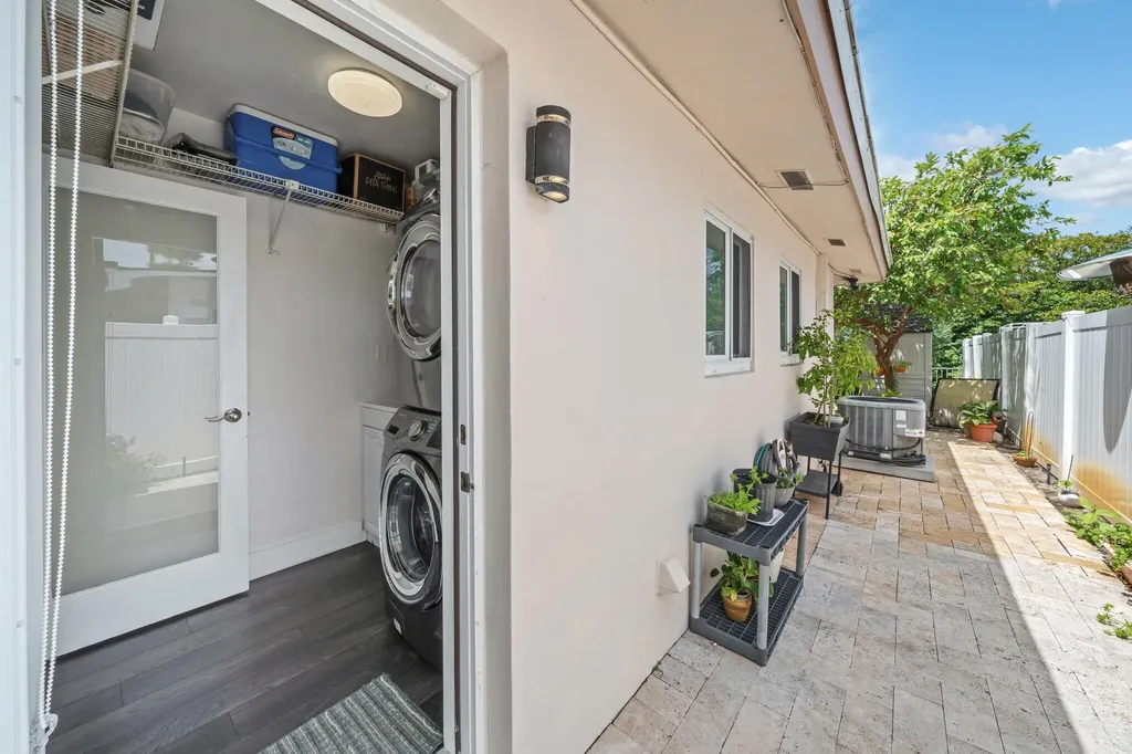 3291-3293 NE 18th Terrace Oakland Park FL 33306
