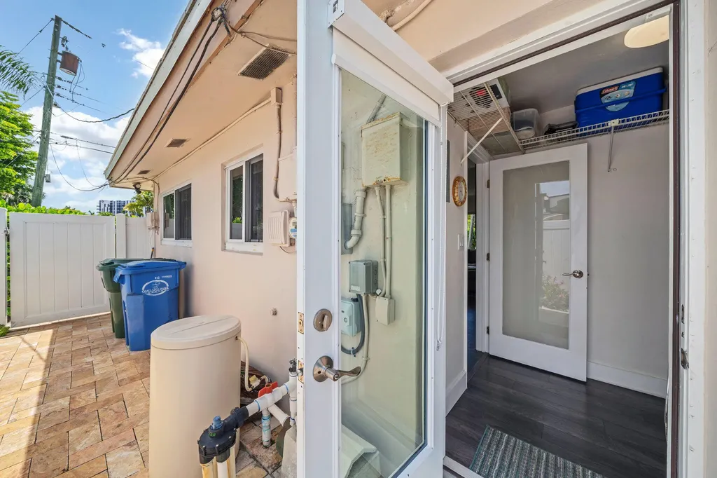 3291-3293 NE 18th Terrace Oakland Park FL 33306