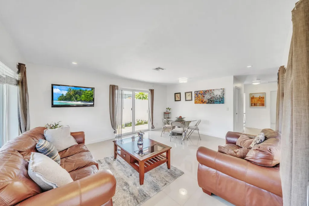 3291-3293 NE 18th Terrace Oakland Park FL 33306