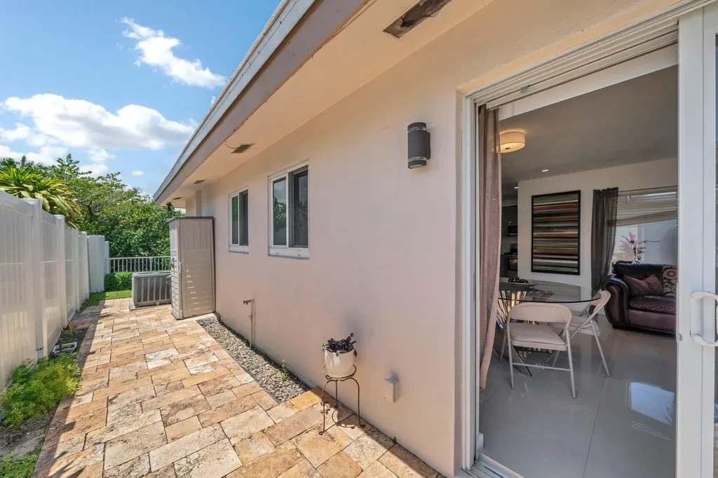 3291-3293 NE 18th Terrace Oakland Park FL 33306