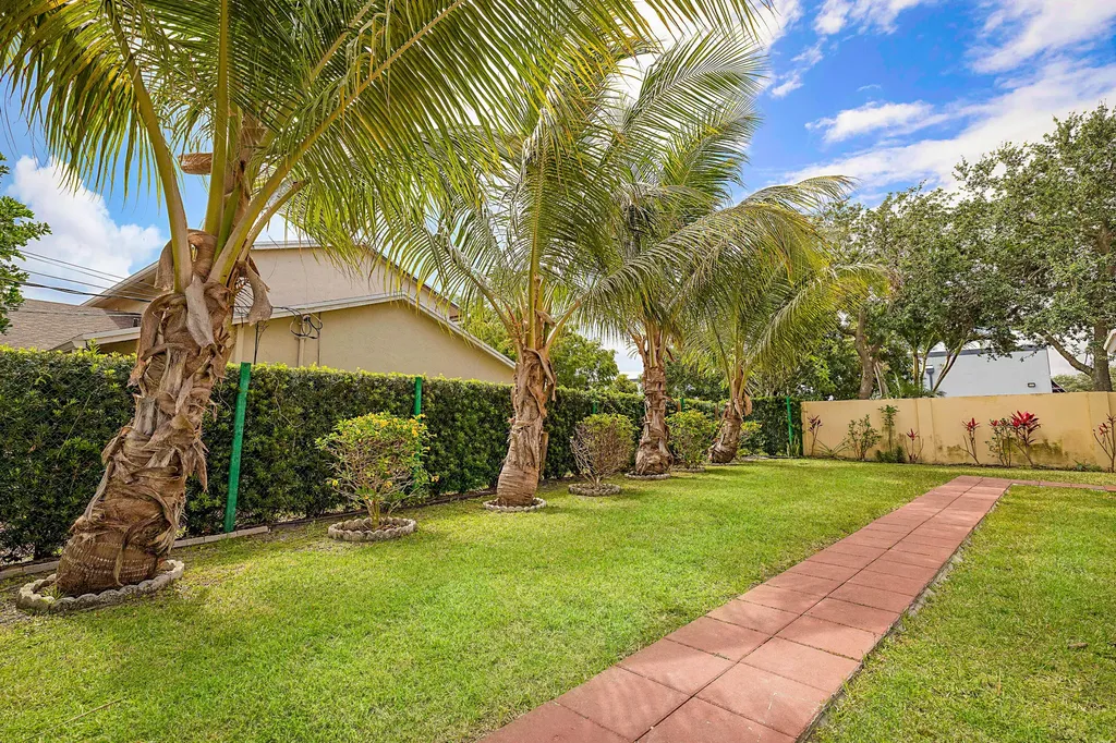 320 NE 42nd Street Boca Raton FL 33431