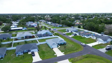 1220 SE Navajo Lane Port St Lucie FL 34983
