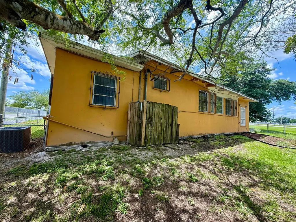 601 W Canal Street Street N Belle Glade FL 33430