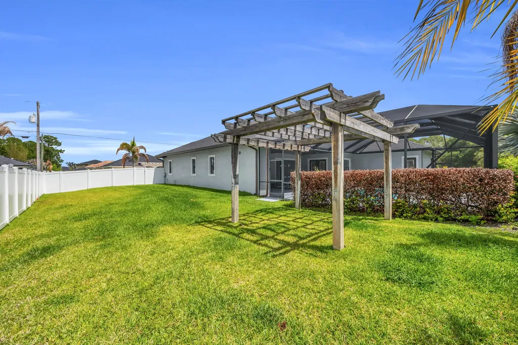 6083 NW East Deville Circle Port St Lucie FL 34986