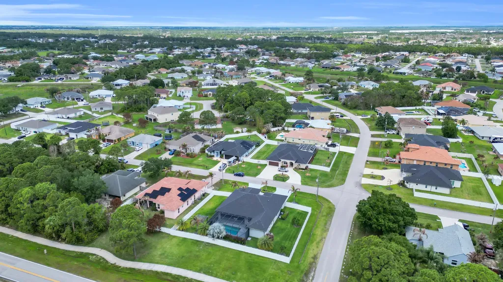 6083 NW East Deville Circle Port St Lucie FL 34986