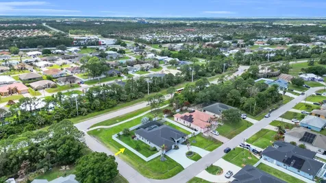 6083 NW East Deville Circle Port St Lucie FL 34986