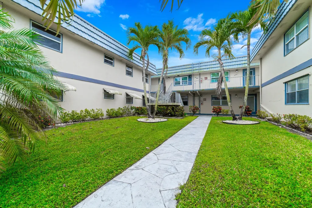 560 Brittany L Delray Beach FL 33446