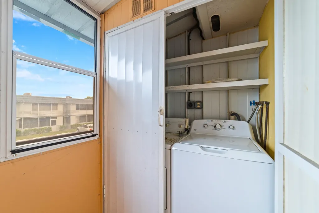 560 Brittany L Delray Beach FL 33446