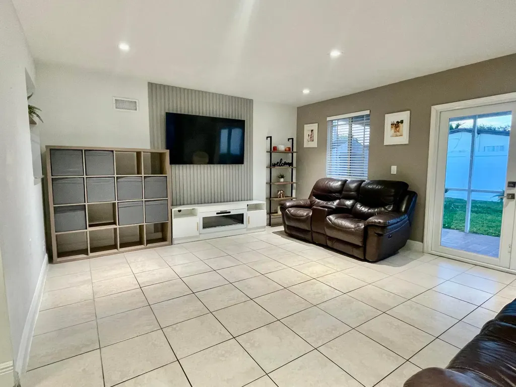 7661 Farragut Street Hollywood FL 33024