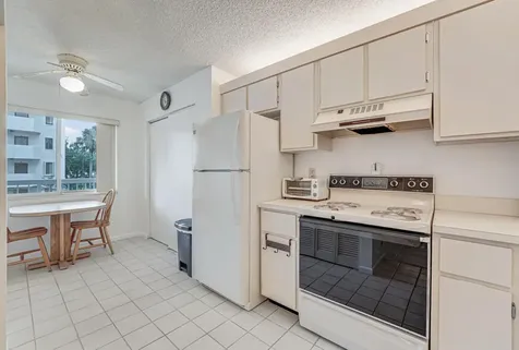 3146 Via Poinciana Lake Worth FL 33467