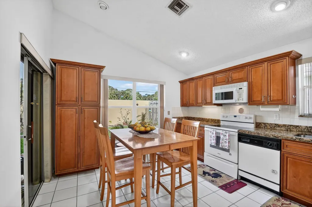 1033 Fairfax Circle W Boynton Beach FL 33436