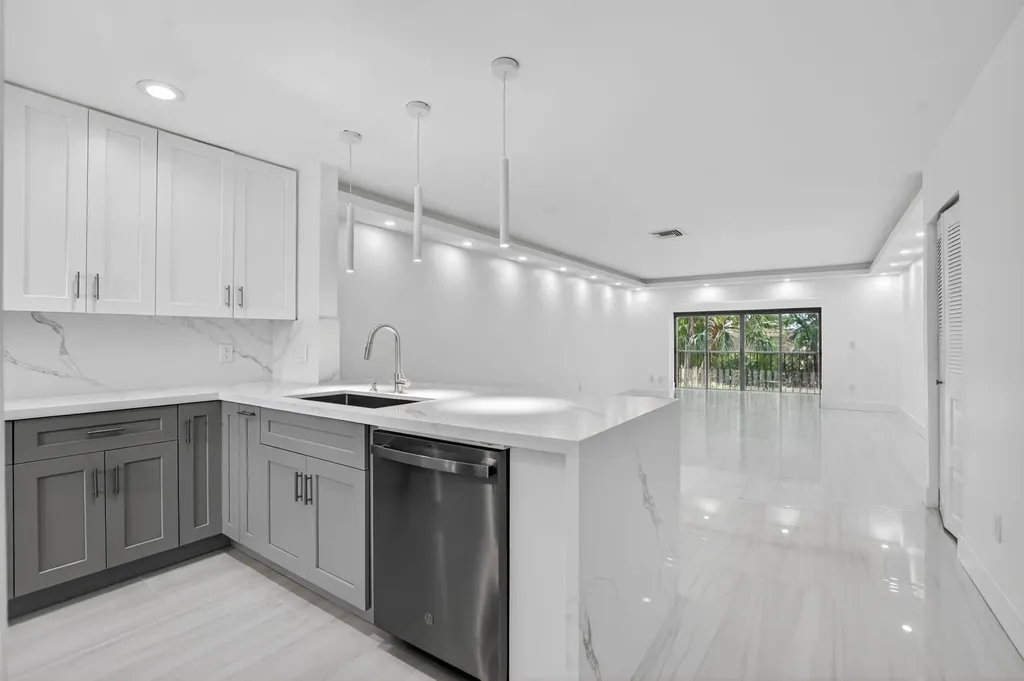 9272 Vista Del Lago Boca Raton FL 33428