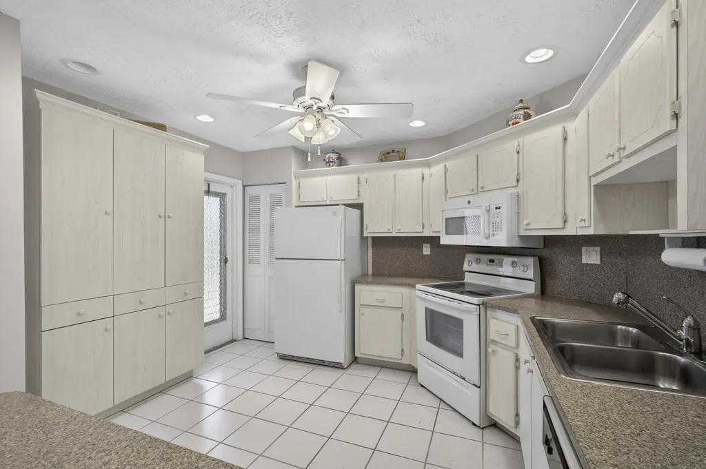 3 Greenway Village N Royal Palm Beach FL 33411