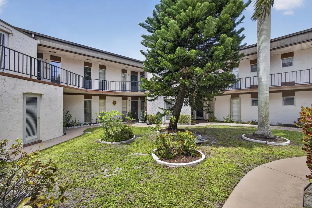 3 Greenway Village N Royal Palm Beach FL 33411