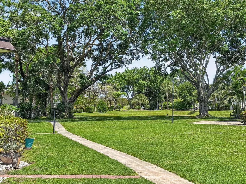 3 Greenway Village N Royal Palm Beach FL 33411