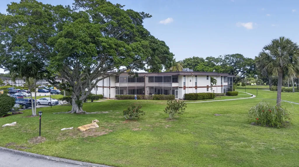 3 Greenway Village N Royal Palm Beach FL 33411