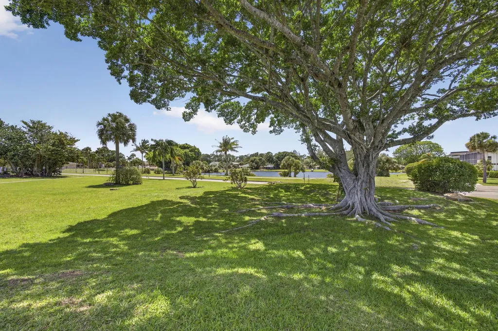 3 Greenway Village N Royal Palm Beach FL 33411